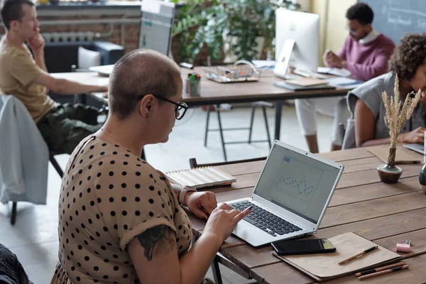 Busy office worker sitting by table in front of laptop — Fotografia de Stock