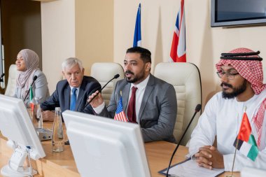 Kendine güveni tam bir delege ya da politikacı konuşması yapıyor