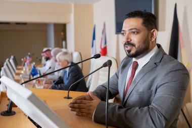 Tribün 'ün mikrofonundan konuşan kendinden emin politikacı