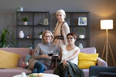 Mutlu arkadaş şarap içme