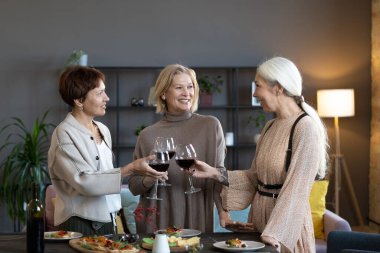 Arkadaşlar toplantıda içkiyle kadeh kaldırır.