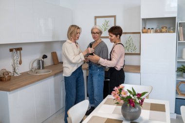 Arkadaşlar partide şarap açıyor.