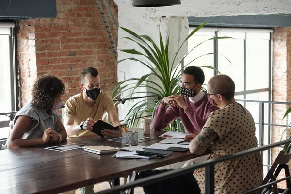 Group of young colleagues in protective masks planning work — Fotografia de Stock