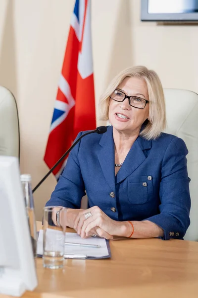 Confiada madura rubia delegada hablando en conferencia — Foto de Stock