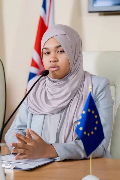 Fiatal sikeres női politikus a hidzsábi jelentéskészítésben — Stock Fotó