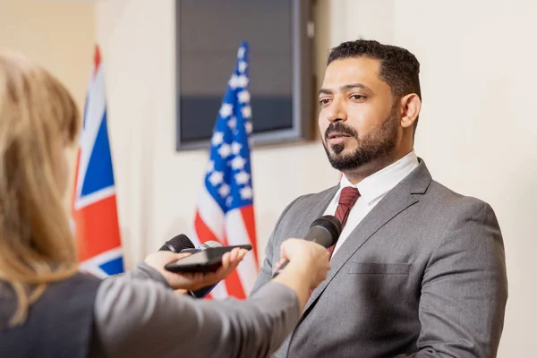 Reifer selbstbewusster Abgeordneter oder Delegierter, der Fragen von Journalisten beantwortet — Stockfoto