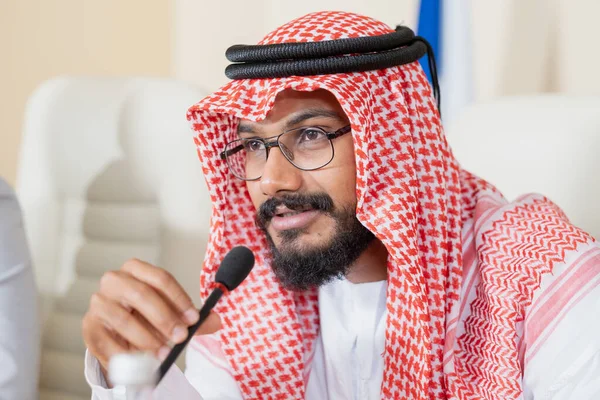 Jovem delegado dos Emirados Árabes Unidos falando em microfone — Fotografia de Stock