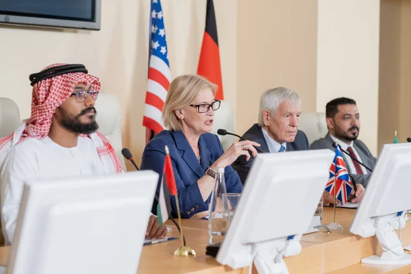 Blond mogen kvinnlig delegat hålla tal för publiken — Stockfoto