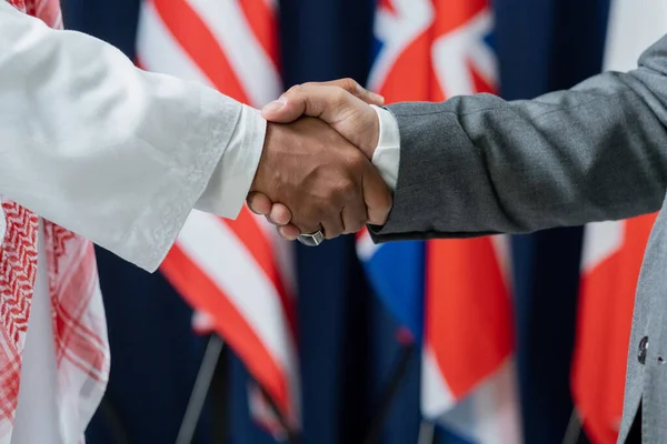 Dois delegados masculinos contemporâneos ou líderes políticos apertando as mãos — Fotografia de Stock