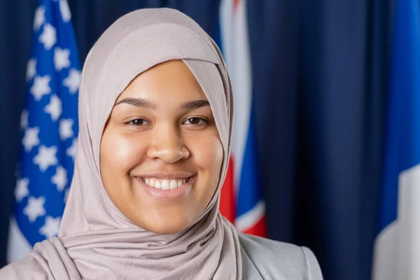 Joven delegada musulmana contemporánea en hiyab — Foto de Stock