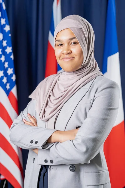 Молодая хорошо одетая мусульманская женщина-политик в хиджабе и элегантном костюме — стоковое фото