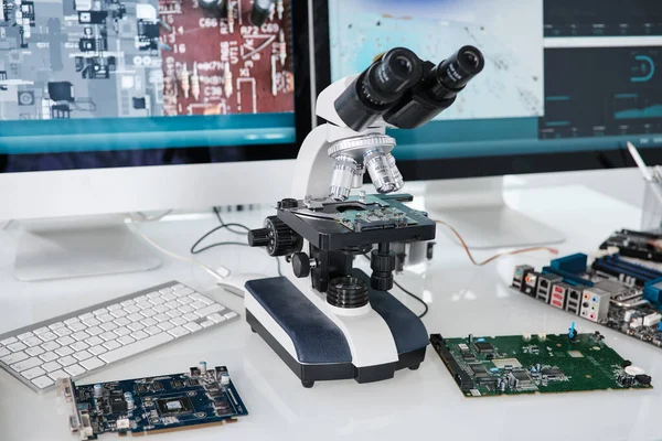 Microscope du chercheur scientifique debout sur le bureau — Photo