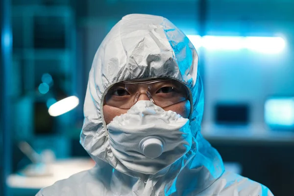 Hoofd van de jonge Aziatische vrouwelijke laboratoriummedewerker of wetenschapper — Stockfoto