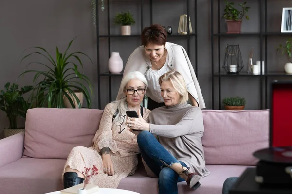Oude vrouwen die thuis telefoneren — Stockfoto