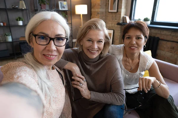 Gelukkige oude vrienden zitten thuis — Stockfoto