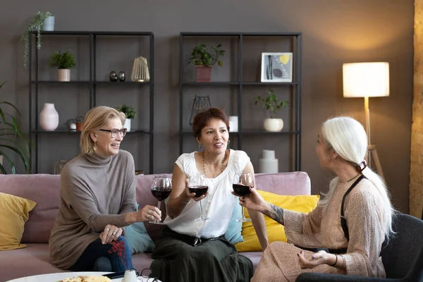 Друзі п'ють вино на зустрічі — стокове фото