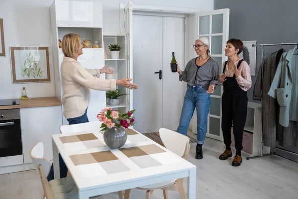 Arkadaşlarıyla evde buluşan bir kadın.