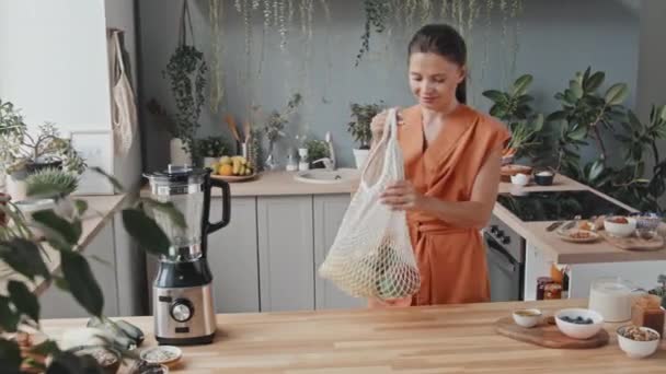 Tracking Shot Una Joven Vegetariana Que Entra Acogedora Cocina Saca — Vídeo de stock