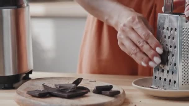 Pan Menutup Dari Dikenali Wanita Muda Grating Coklat Gelap Dapur — Stok Video