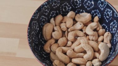 Üst manzara mutfak masasındaki kasede kaju iziyle kapanıyor.