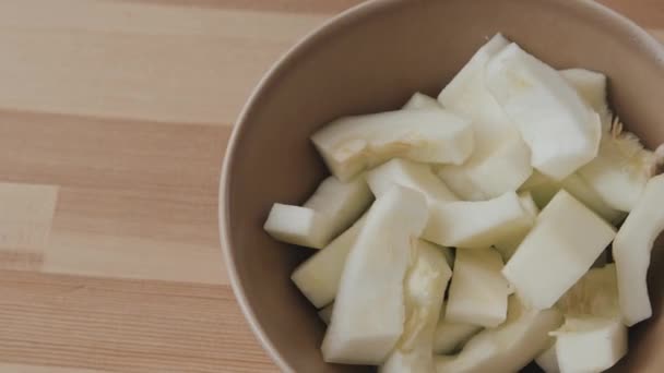 Üst Manzara Mutfak Masasındaki Kabuktaki Soyulmuş Elma Dilimlerini Takip Ederek — Stok video