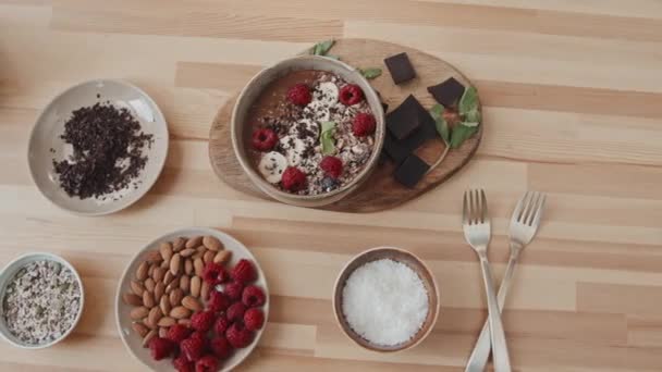 Ovanifrån Närbild Med Pan Läcker Smoothie Skål Med Färsk Frukt — Stockvideo