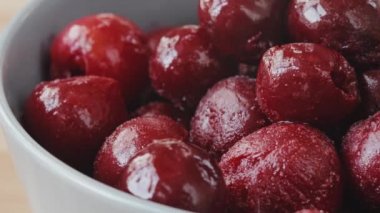 Bir demet donmuş kirazı kasede takip ederek aşırı yakınlaştır.