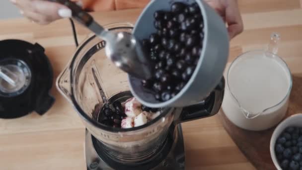 Mutfak Masasında Meyve Püresi Yaparken Kirazları Karıştırıcıya Koyan Tanınmayan Bir — Stok video