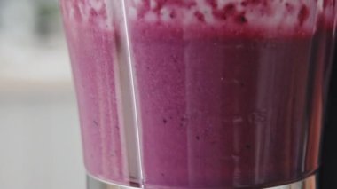 Mutfak blendırına karıştırılmış pembe smoothie aşırı yakın çekim