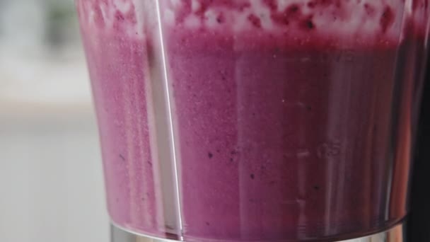 Extrém Közeli Rózsaszín Smoothie Keverés Konyhai Turmixgépben — Stock videók