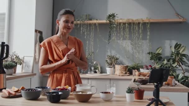 Plan Moyen Tenu Main Jeune Femme Debout Dans Cuisine Confortable — Video