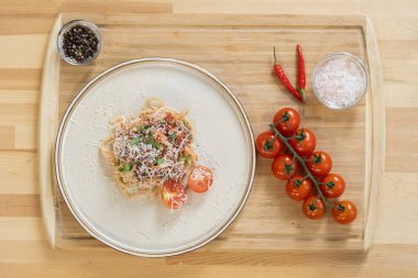 Tahtada Carbonara makarnalı düz tabak.