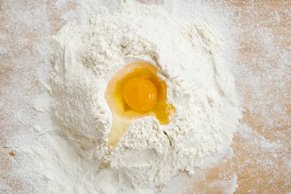 生の卵とふるった小麦粉の山のフラットレイ — ストック写真