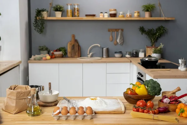 Interieur keuken met tafel en verse groenten — Stockfoto