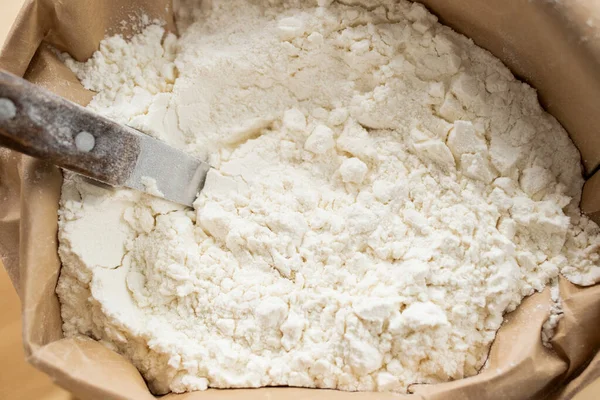 環境に優しい紙袋の中の新鮮な小麦粉の概要 — ストック写真