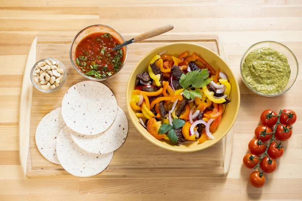 Layout di stufato di verdure fresche fatte in casa, salsa di pomodoro e altri ingredienti per taco — Foto Stock