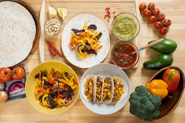 Piatto di frutta e verdura fresca per cucinare taco messicano — Foto Stock