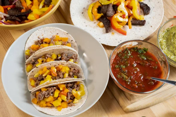 Házi készítésű taco, paradicsomszósz és zöldségpörkölt — Stock Fotó