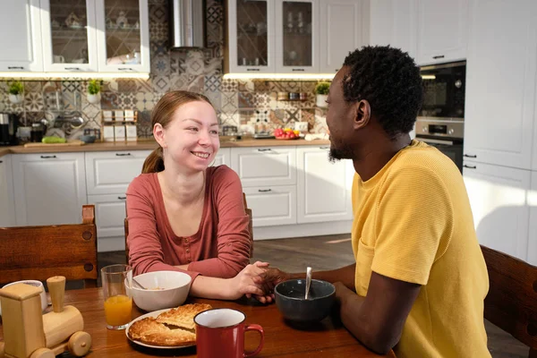 Gelukkig jong Kaukasisch vrouw praten met haar man van Afrikaanse etniciteit — Stockfoto