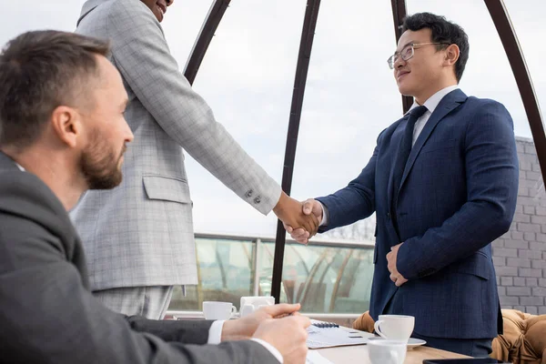 交渉の末握手をする若い現代のビジネスパートナー — ストック写真