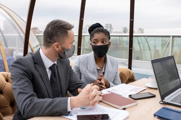 Parceiros comerciais interculturais contemporâneos que discutem dados financeiros — Fotografia de Stock