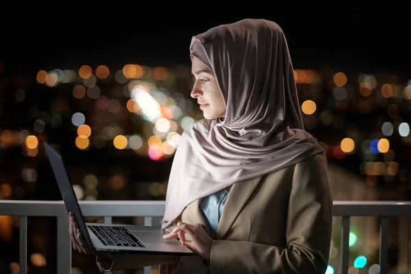Jonge moslim zakenvrouw op zoek naar laptop scherm — Stockfoto