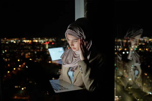 Young stressed Muslim businesswoman looking at laptop display — Foto Stock