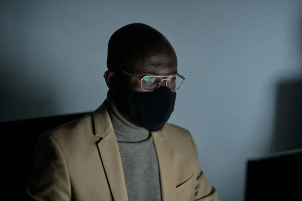 Koruyucu maskeli ve gözlüklü genç Afrikalı işadamı — Stok fotoğraf