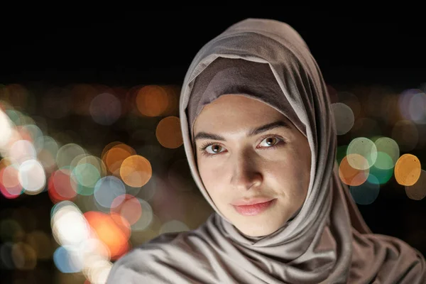 Νεαρή Μουσουλμάνα με μαντίλα κοιτάζει την κάμερα. — Φωτογραφία Αρχείου