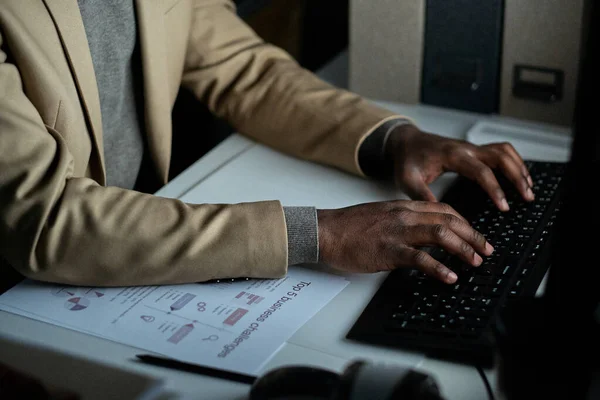 Mãos de empresário Africano pressionando chaves do teclado do computador — Fotografia de Stock