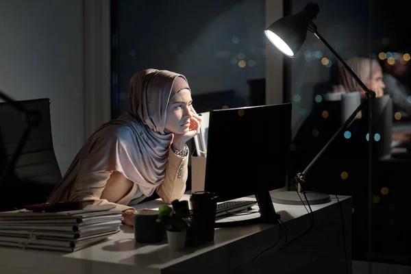 Trabajadora de oficina contemporánea mirando los datos en la pantalla de la computadora —  Fotos de Stock