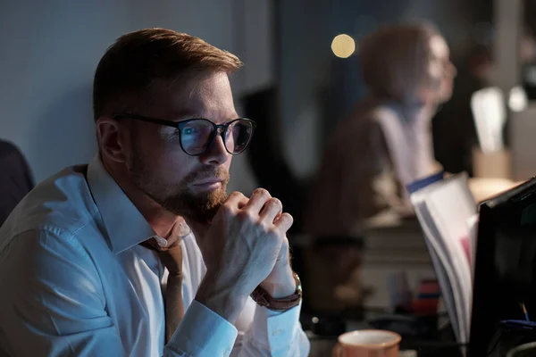 Hombre de negocios serio en anteojos sentado frente a la pantalla de la computadora —  Fotos de Stock