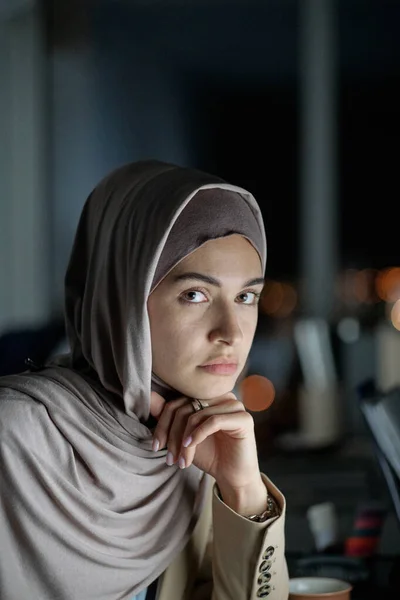 Joven empresaria confiada en hijab sentada en el lugar de trabajo — Foto de Stock