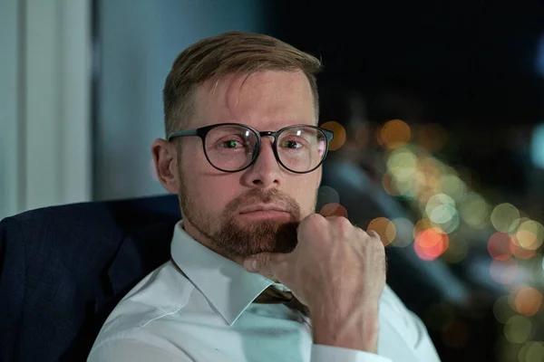 Uomo d'affari barbuto contemporaneo con gli occhiali che ti guarda — Foto Stock